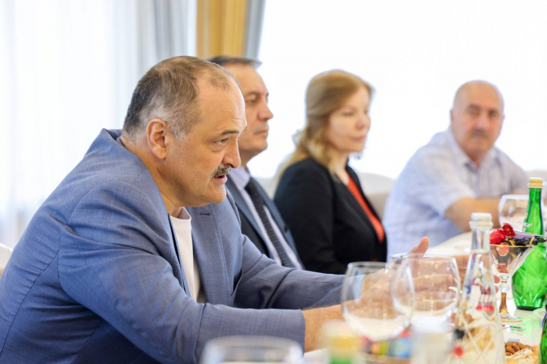 Сергей Меликов встретился с родителями участников спецоперации