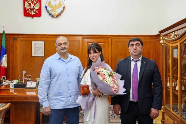 Сергей Меликов вручил именные часы медсестре Бадие Валиевой